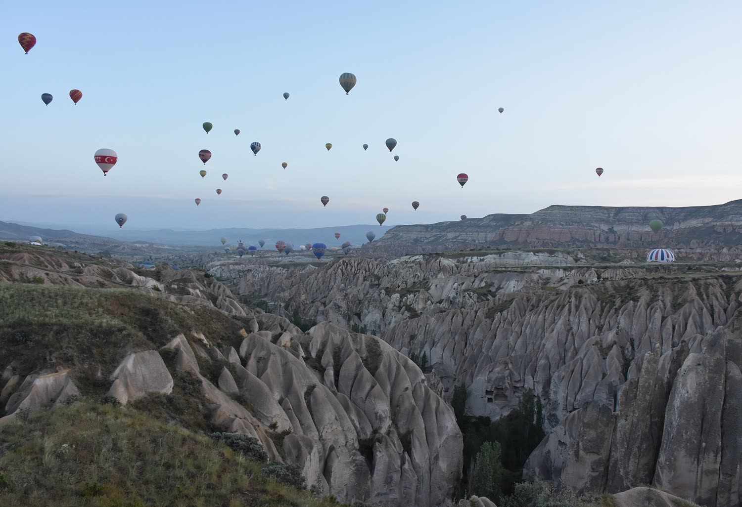 Globos aerostáticos al amanecer sobre las chimeneas de hadas de Capadocia